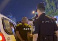 河南男子深夜当街开车门抢小孩 被路过的热心群众控制
