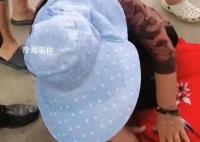 老太将男婴放路边离开 男婴全身乌紫