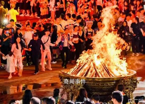 云南火把节万人狂欢集体玩火 体验彝家火与舞的激情狂欢