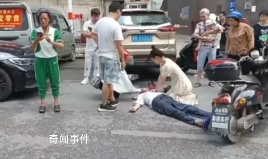 医学生街头跪地半小时救昏迷老人 老人目前生命体征平稳