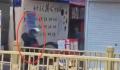 湖北男子沿街砍人 市民扔水桶阻止