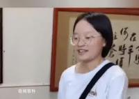 毕业生回校看望张桂梅被反向关怀 张校长认真询问女孩的学费住宿费数目