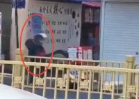 湖北男子沿街砍人 市民扔水桶阻止