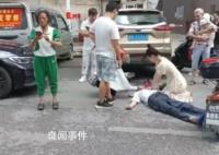 医学生街头跪地半小时救昏迷老人 老人目前生命体征平稳