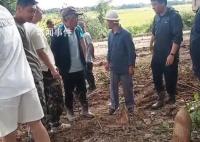 村民抗洪救灾挖出碗口粗的炮弹 引起了周围村民的好奇和惊讶