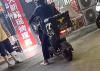 外卖员得知孩子跳楼当街大哭 我儿子跳楼了
