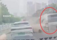 suv乱撞多车 亲历者:肇事司机在冷笑