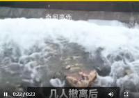 男子在山洪来前30秒救下一家3口 你的善良让世界变的如此美好