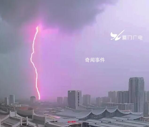 厦门天空出现芭比粉闪电 厦门升级发布暴雨红色预警