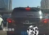 乘客等红灯时情绪崩溃大声尖叫 不断尖叫喘粗气