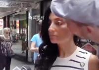 美国女议员受访时被陌生男子偷吻 韦尔尼科夫显然被这一举动吓蒙了