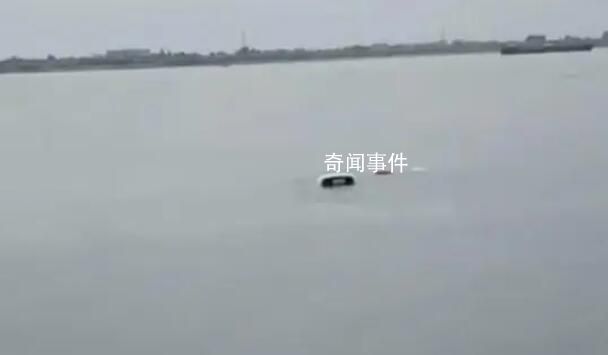 轿车撞人后冲入长江 仅车顶在水面上
