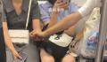 情侣地铁上隔人坐仍手拉手 这究竟是怎么回事