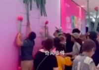 商场七夕拍照花墙几小时被一抢而光 没想到顾客会拿走