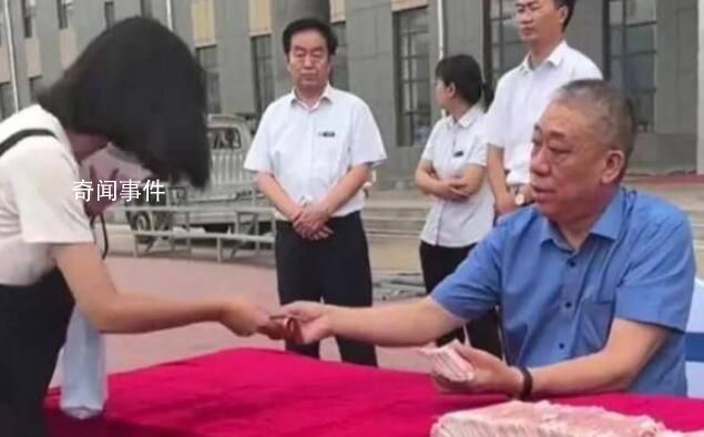 河南一老板给贫困大学生现场发钱 引起全网热议