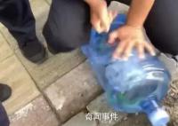 官方回应保安倒掉罕见病患接过的水 对工作人员批评教育