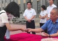 河南一老板给贫困大学生现场发钱 引起全网热议