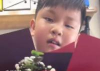 男孩攒钱替去世爸爸买花送妈妈 网友：是懂事的小暖男