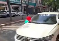 幼儿园毕业典礼疑组织家长游车 引发了一些网友的质疑