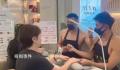 帅哥光膀子为顾客美甲?店家回应