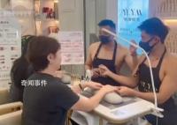 帅哥光膀子为顾客美甲?店家回应