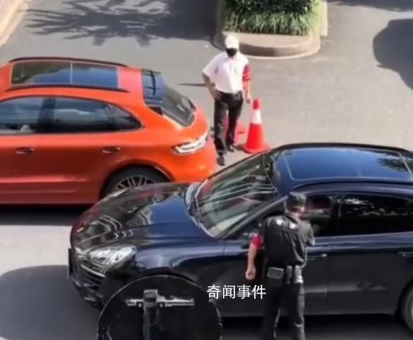 保时捷欲插队被拦数次顶撞保安 一段视频在网络上广泛传播