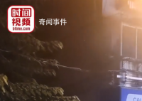 男子路边烧纸祭祀遭大妈泼水驱逐 拍摄者称警察到场处理