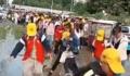 学生踩砖头走泥路入校 学校回应