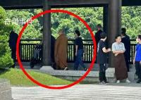 95岁李嘉诚坐轮椅到寺庙 周凯旋贴身照顾