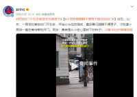 男孩拉门不松手被误会为熊孩子 小男孩帮腿脚不便男子拽住自动门