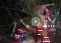 广东梅州遇强降雨:汽车被冲走