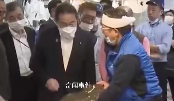 岸田文雄在鱼市场大吃福岛章鱼 并且频频点头表示非常美味