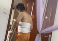 男子腿伤要求送货上门被怼腿断了 实在是令人气愤