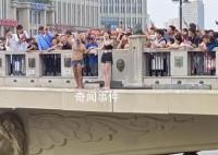 俄罗斯美女加入天津大爷跳水队伍 吸引了越来越多的网友关注和点赞