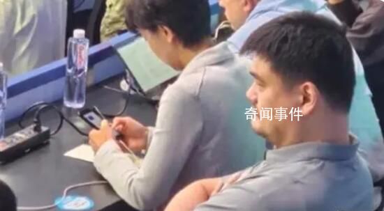 观众席球迷喊:姚明你上吧!