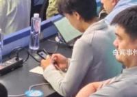 观众席球迷喊:姚明你上吧!