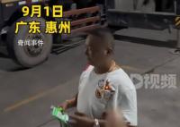台风来袭男子帮渔民吊起百艘渔船 牢牢系于岸边