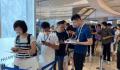 全国多地华为门店抢购Mate60 许多消费者蜂拥而至取机抢购