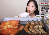韩博主边吃海鲜边为日本酒代言 引发网友争议