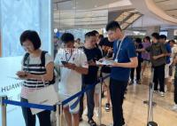 全国多地华为门店抢购Mate60 许多消费者蜂拥而至取机抢购