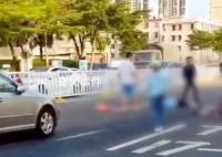 湛江一轿车在学校门口撞倒多名学生 司机当场被控制