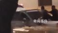 2人被困急流大喊不要冒险营救 积水已到大腿且水流很急