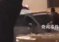 2人被困急流大喊不要冒险营救 积水已到大腿且水流很急