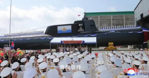 朝鲜首艘核攻击潜艇下水 金正恩鼓掌