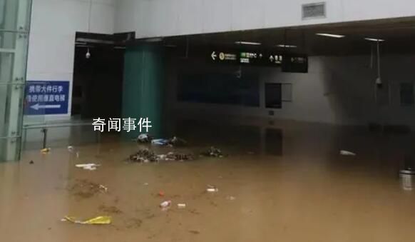 深圳罗湖火车站负一楼进出站口被淹