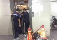 实拍:大妈拿铁架挡门“卡爆”电梯 