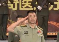 英雄团长祁发宝戴6排勋表亮相 向英雄致敬