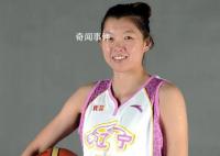 女篮张子宇身高2米28超姚明 对手在篮筐下束手无策