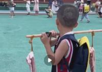 孩子扛2条五花肉送老师 网友：这教师节礼物真实在
