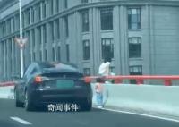 女子带女儿想跳高架?警方:已劝离